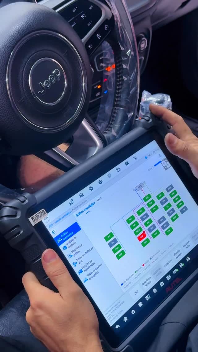 Mecânico usando scanner automotivo em um Jeep para leitura da ECU